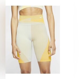 NWT Women's Nike Sculpt Tight Fit Seamless Shorts 8" size Medium